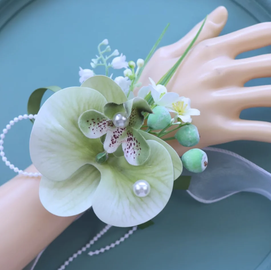 Фото Оригинальный лес - свежий, белый и зеленый, а Фаленопсис, свадебный корсаж шафера невесты и жениха магнитно. №2