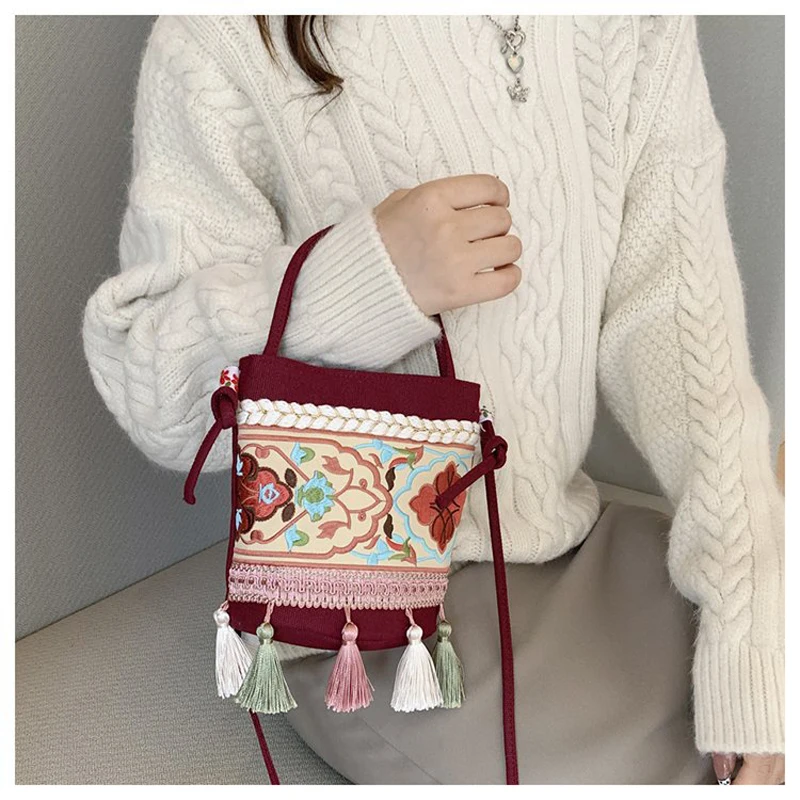 

2023 New Yunnan Tassel Small Bag Women's Simple Embroidery Single Shoulder Crossbody Bag Women's Ethnic Style Handbag