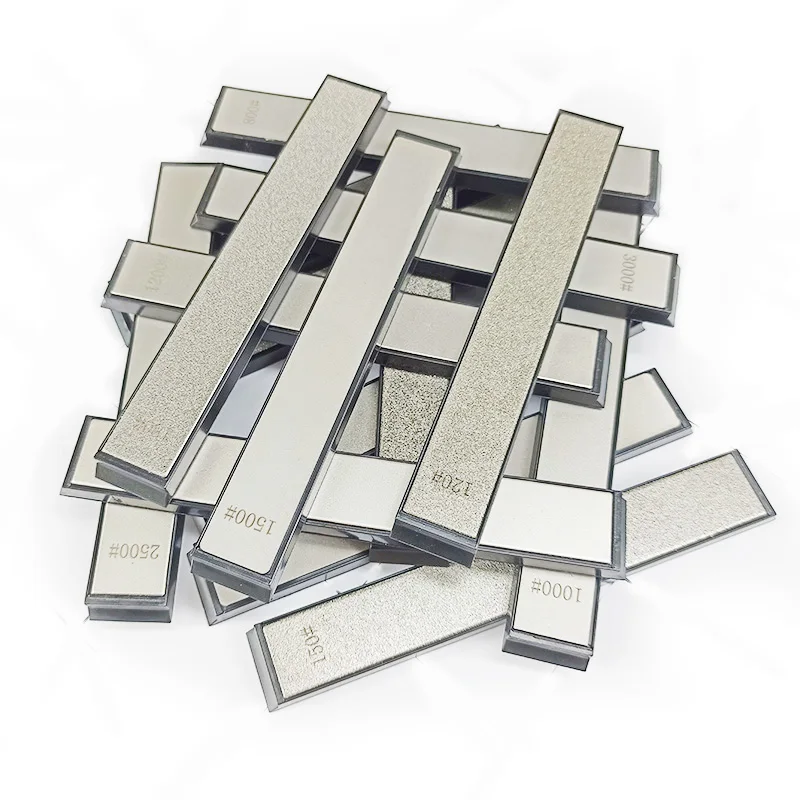 Алмазный заточник для ножей Diamondnal с заменяемым углом заточки и алмазным шлифовальным камнем, смазанным маслом.