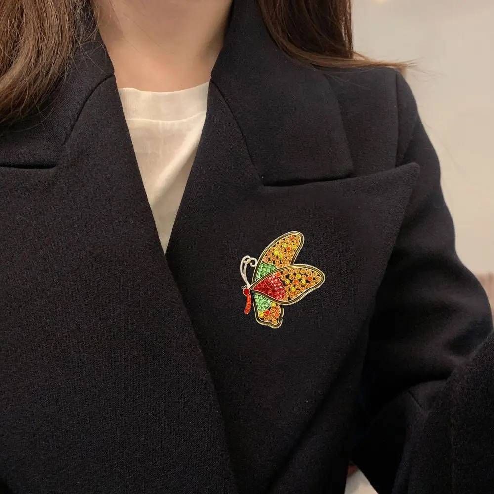 

Korean Style Fashion Butterfly Brooch Women Elegant Rhinestone Pearl Suit Pins Girl Gift Clothing Accessory Fashion Jewelry