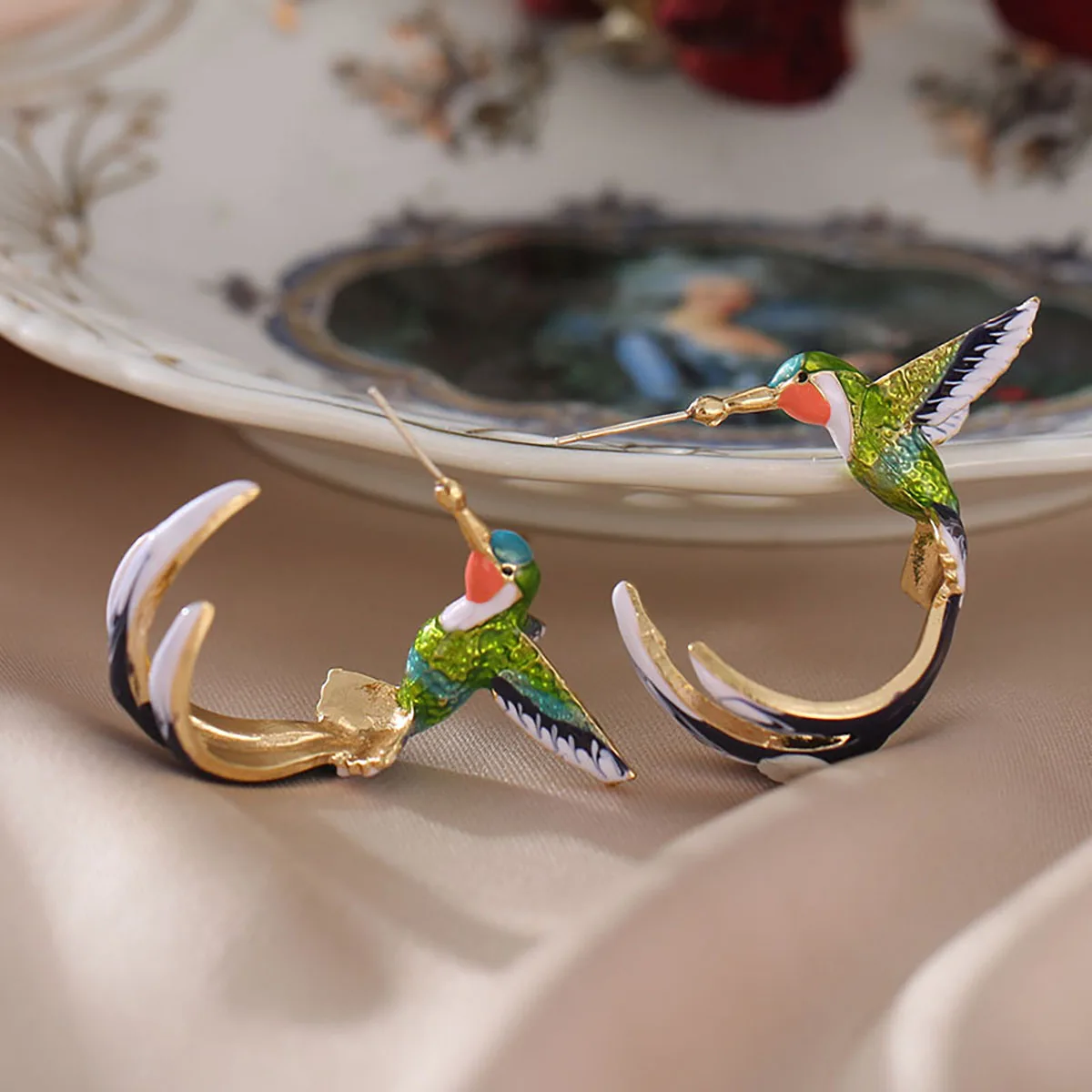 

Hot Trendy Cute Lifelike Hummingbird Bird Stud Earring For Women Gold Color Piercing Jewelry Accessories Party Gifts