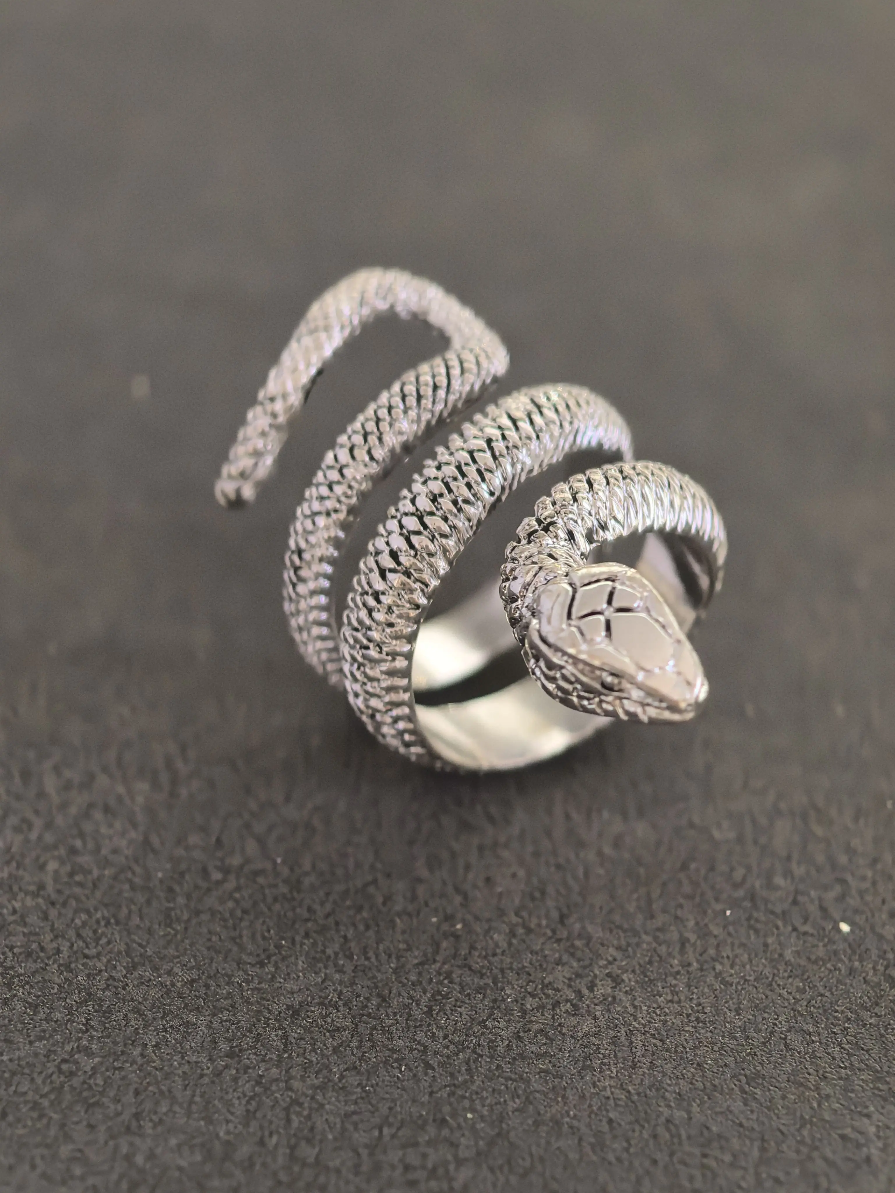 Qingdao Factory Personalized Ring Men and Women Inlaid Obsidian Black Oil Dripping Snake Index Finger