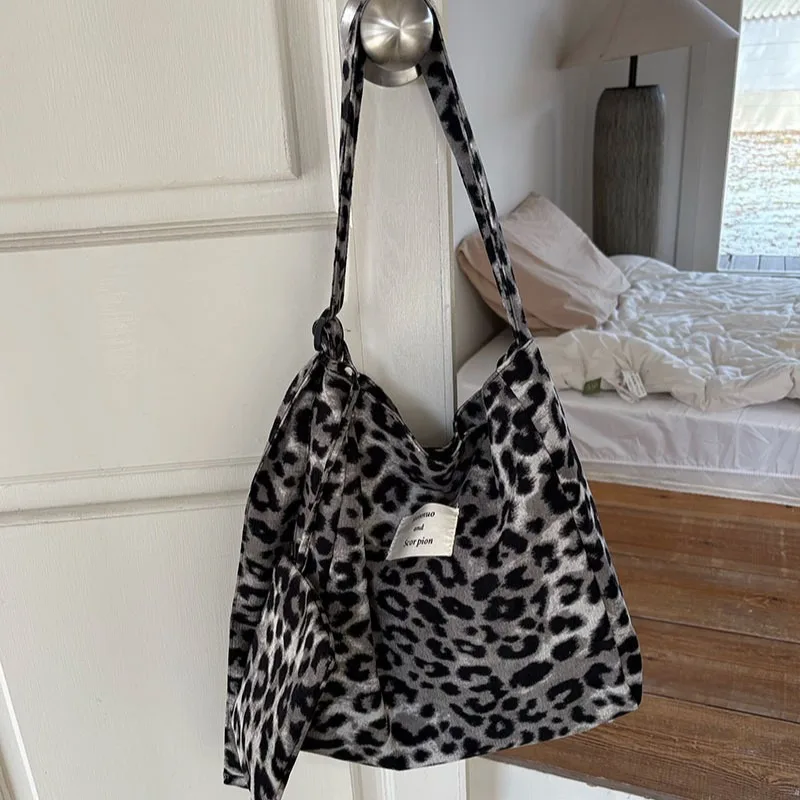 2024 женская новая минималистичная повседневная сумка через плечо с леопардовым
