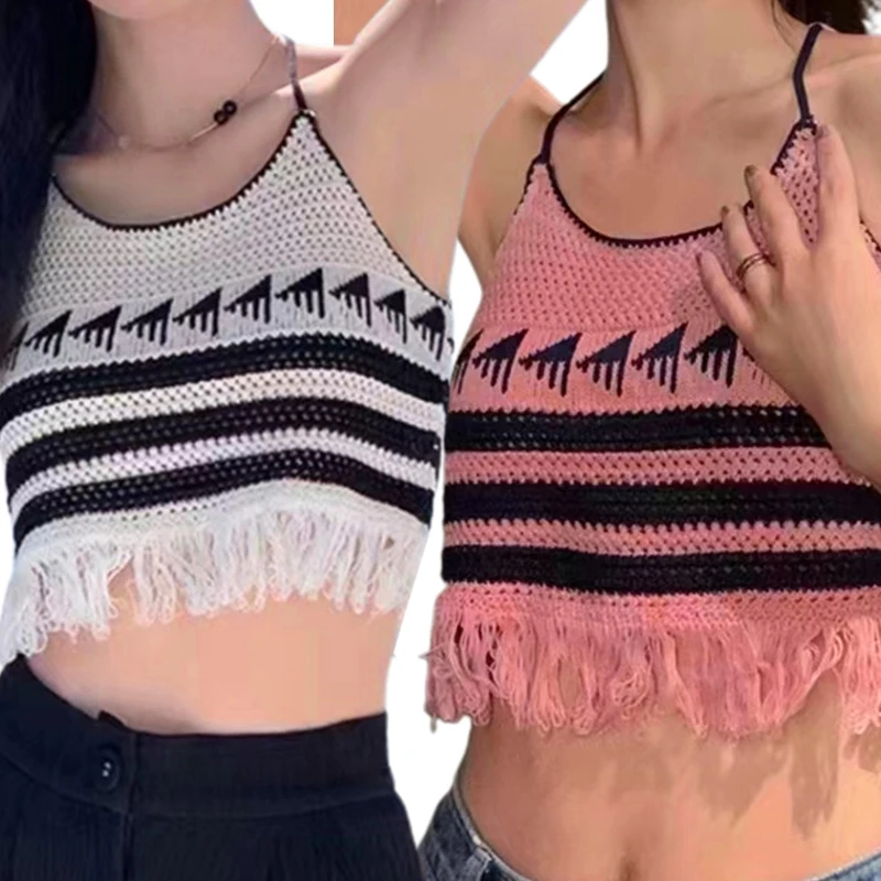 

Женский трикотажный кроп-топ на бретельках с бахромой