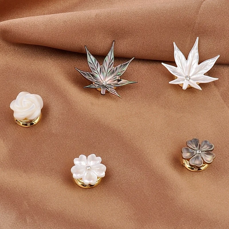 

2022 Fashion Natural Shell Flower Magnetic Brooch Maple Leaf Badge Party Office Casual Luxulry Jewelry for Women Accessories