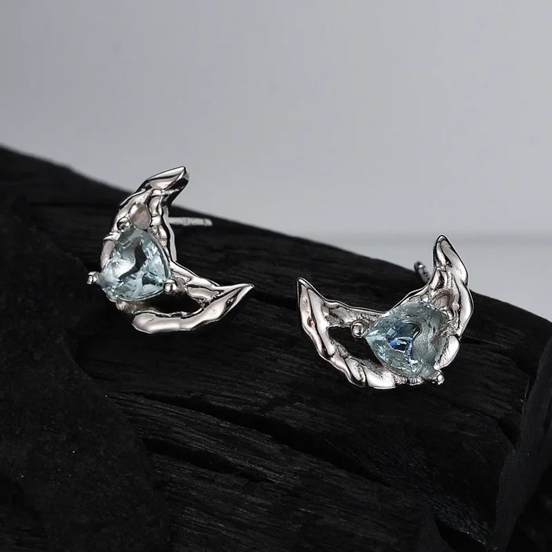 Серьги-гвоздики из серебра S925 пробы в форме Луны с фианитом