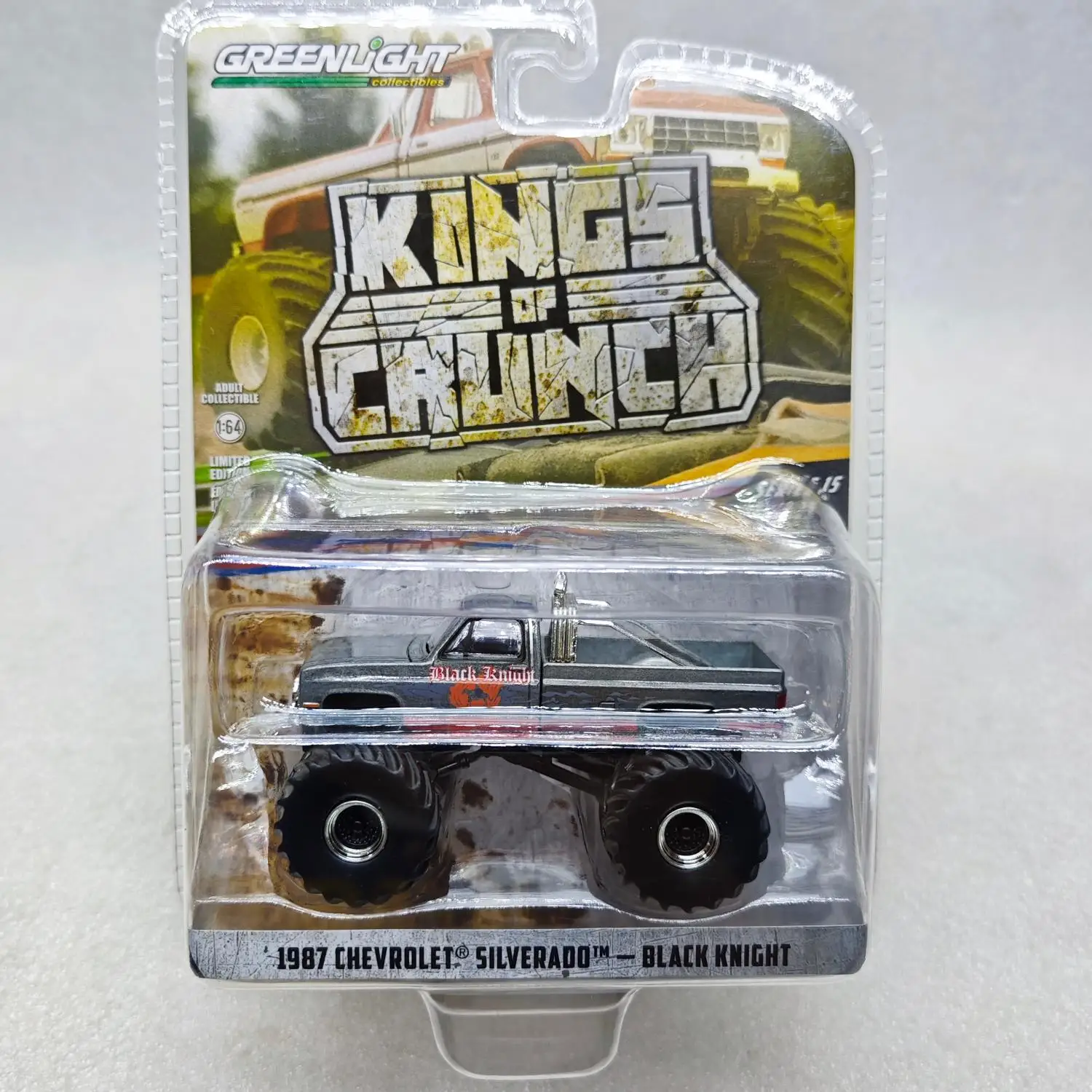 Модель автомобиля из сплава с имитацией черного рыцаря 1:64 1987 Chevrolet Silverado