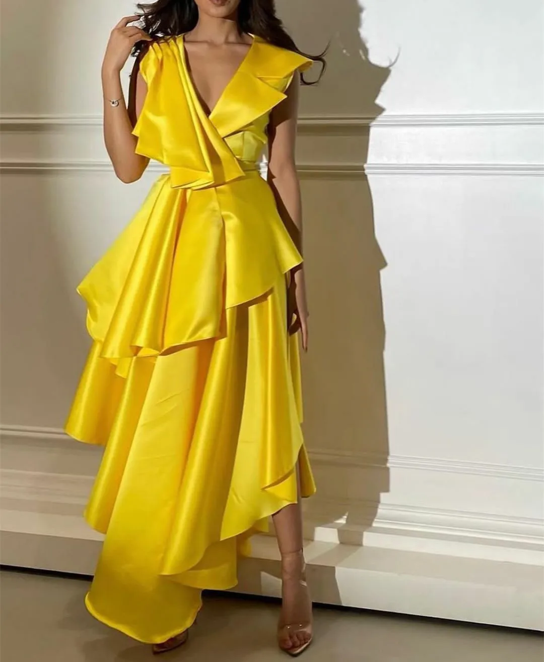 

Элегантное Длинное желтое атласное вечернее платье с V-образным вырезом, ТРАПЕЦИЕВИДНОЕ ПЛАТЬЕ до середины икры, на молнии сзади, официальное мусульманское праздничное платье для женщин