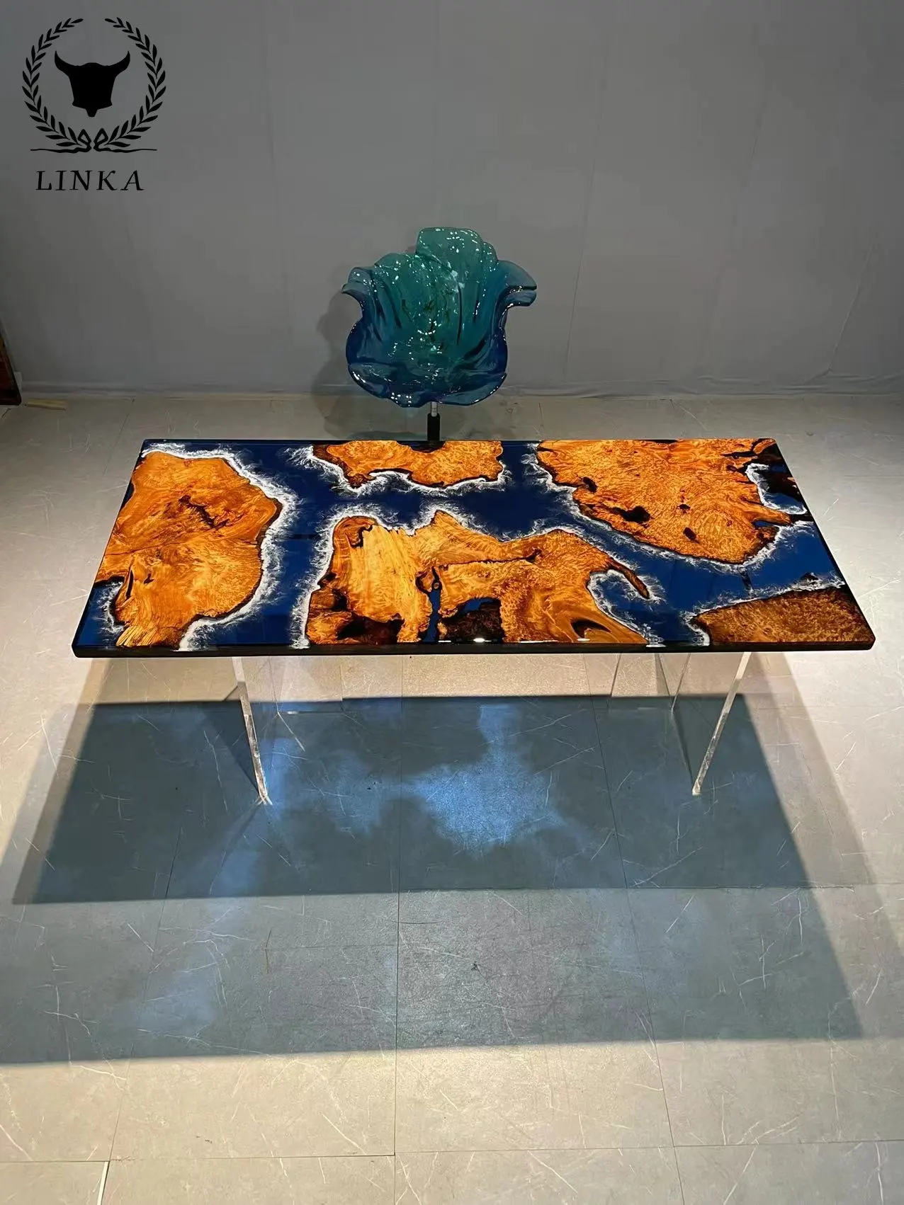 

Gold camphor Outdoor restaurant Hotel Walnut Patio 2022 Modern Customization Dining bar table table Resin Epoxy table