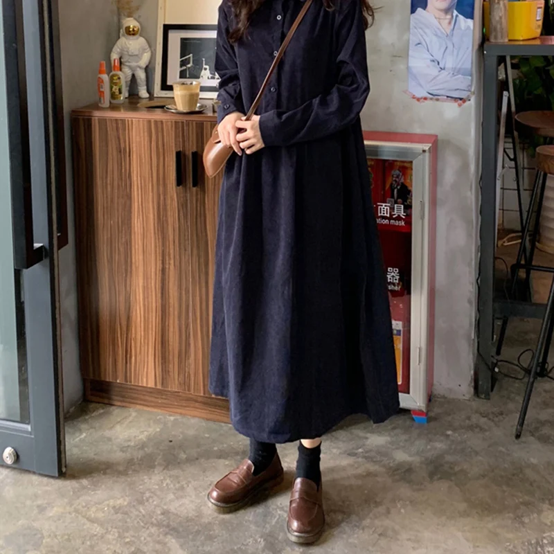 

Женское вельветовое платье на осень и зиму, винтажное свободное Повседневное платье средней длины с длинным рукавом, модные однотонные тра...