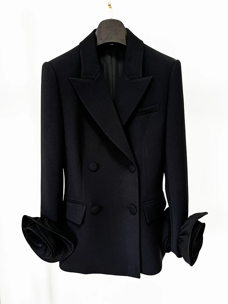 Женский двубортный блейзер с цветочной аппликацией