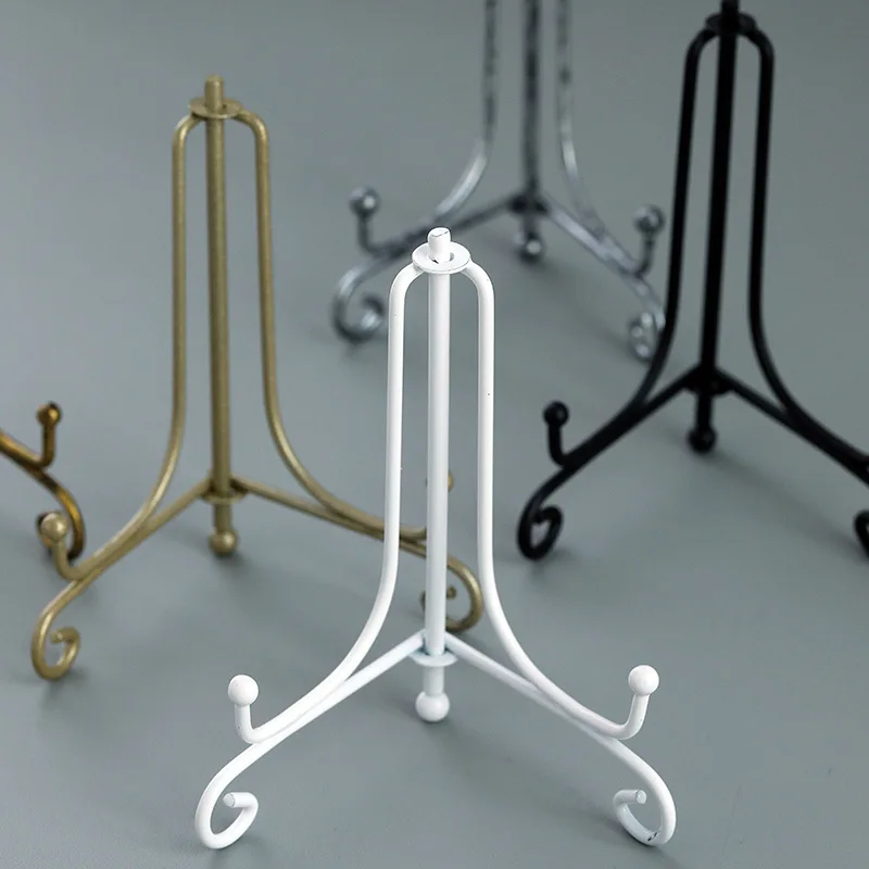 

2023 Nordic Metal Black Dessert Display Rack Cake Tripod Desktop Storage Wedding Card Holder Small Ornaments Photography Props