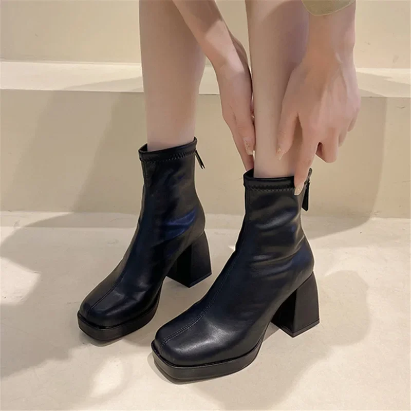 Короткие ботинки Chelsi женские белые на высоком каблуке до щиколотки осень/зима 2023