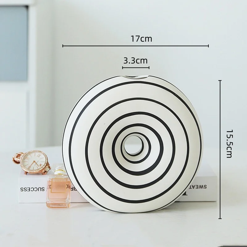 

Керамическая ваза с геометрическими полосками