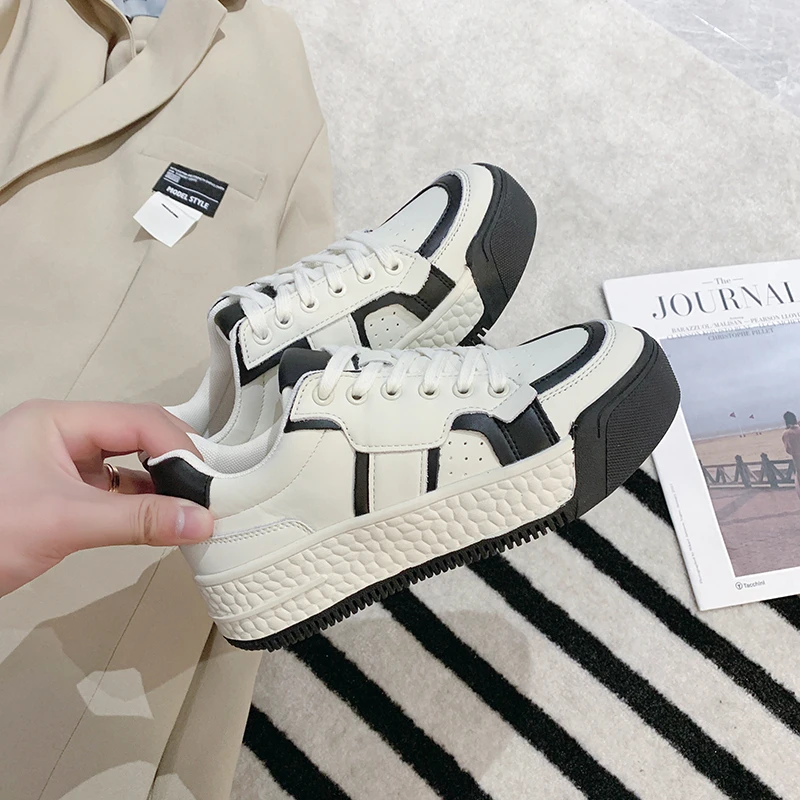 

Новинка 2022, весенне-осенняя женская повседневная спортивная обувь из искусственной кожи, цветные туфли на плоской подошве со шнуровкой, жен...