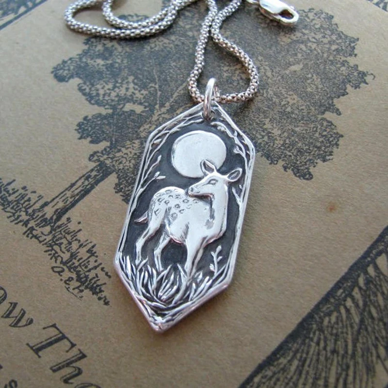 Серебряный и черный цвет лунный ночной Сика олень животное трава шармы