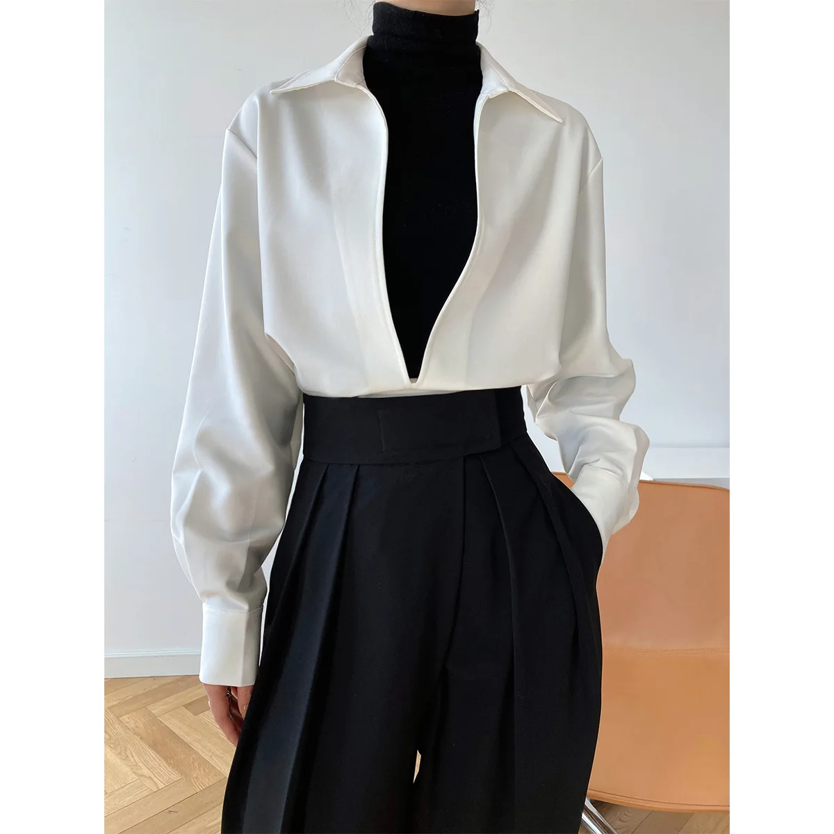 

2022 Autumn New Design Sense Light Familiar Long-sleeved V-neck Shirt Women's Fashion Outer Layered Top