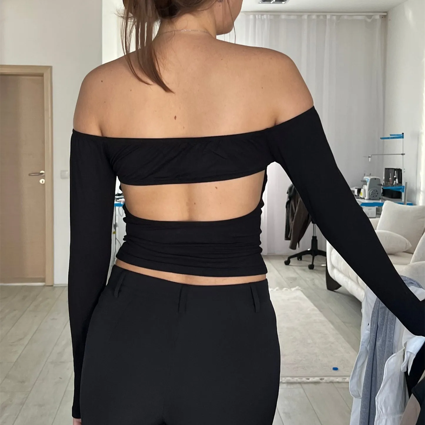 

Женская облегающая футболка с открытыми плечами и длинным рукавом