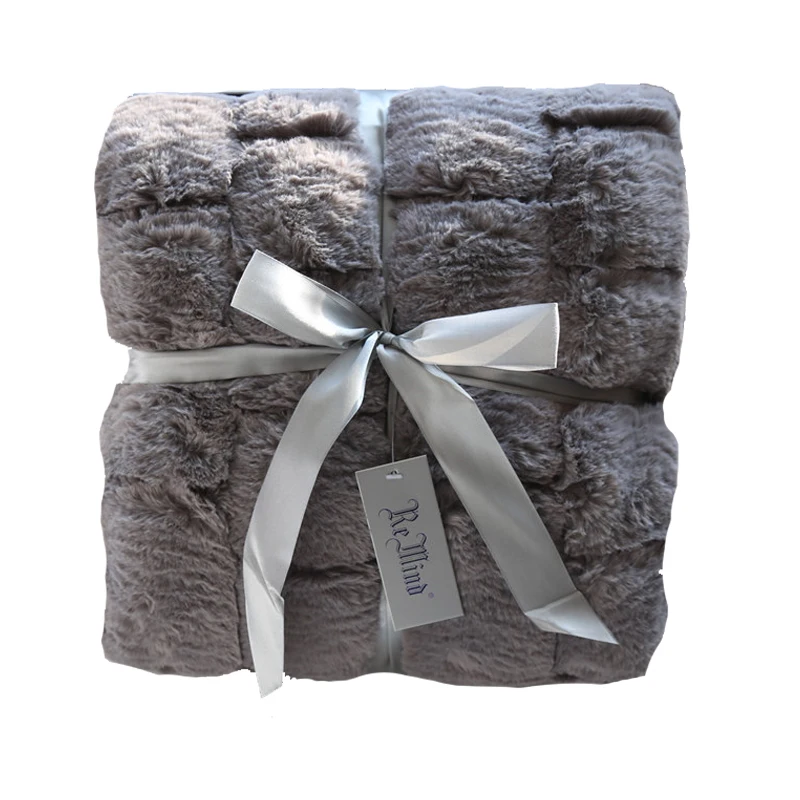 Двухслойное толстое одеяло для дивана белого и серого цвета с имитацией