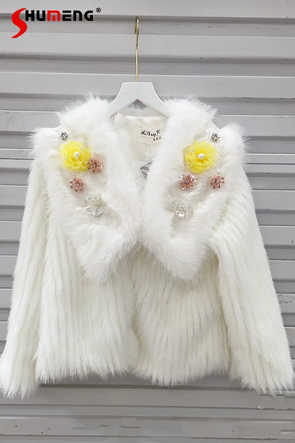 

Женское пальто из искусственного лисьего меха с вышивкой и блестками