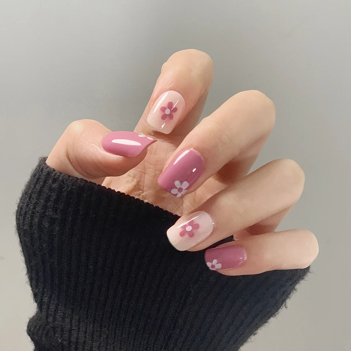 

24Pcs Flower Fake Nail Girls Short Wearable Nails Art Tips Press On Nails Full Cover Manicure French Tips With Jelly Glue