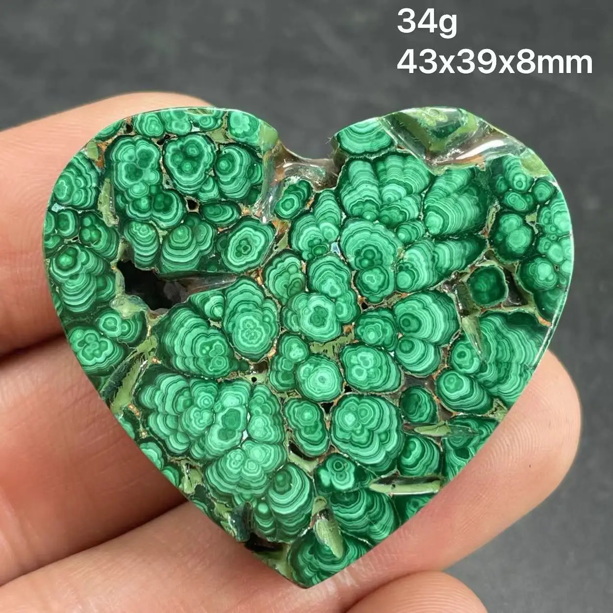Натуральный малахит красивое украшение в виде сердца. Аксессуары для дома.