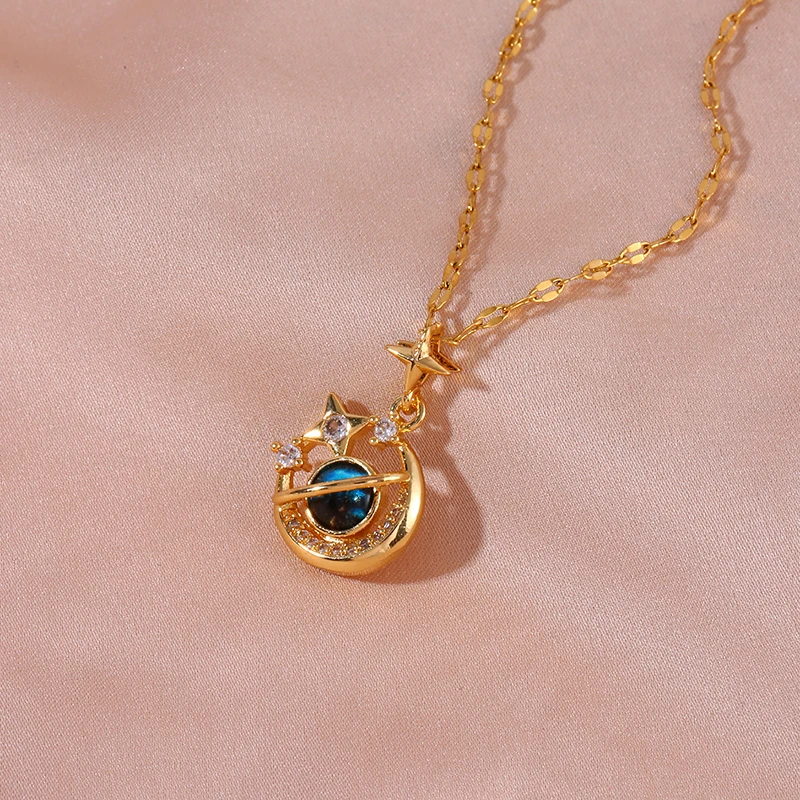 Колье со звездой в стиле Y2K создает ощущение роскоши и нишевого дизайна для