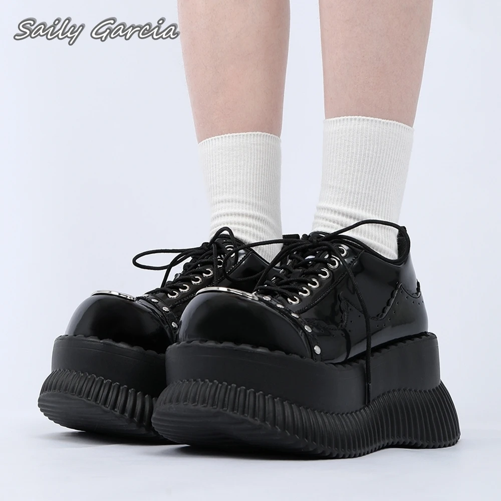 Ботильоны глянцевые в стиле панк с металлическим украшением модные ботинки на