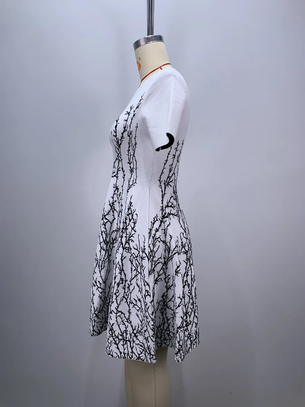 Новинка осени 2024 модное белое трикотажное платье с коротким рукавом и круглым