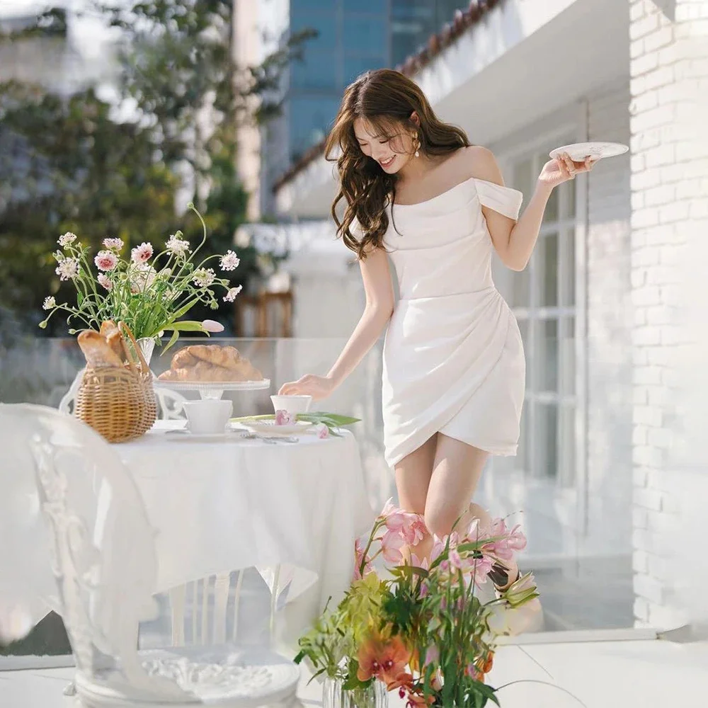 Женское атласное платье It's yiiya белое короткое до колена с открытыми плечами на