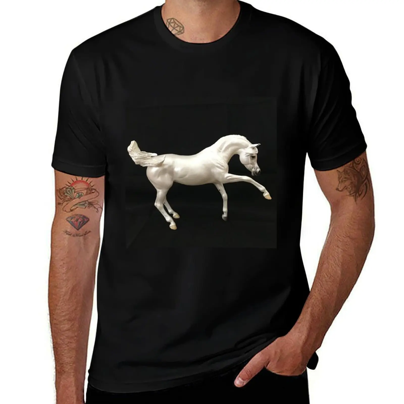 Фото Футболка Breyer White Arabian Stallion/Thunder: Broncos Team Mascot (традиционная модель 1:9), устойчивая к запахам, с короткими рукавами №1