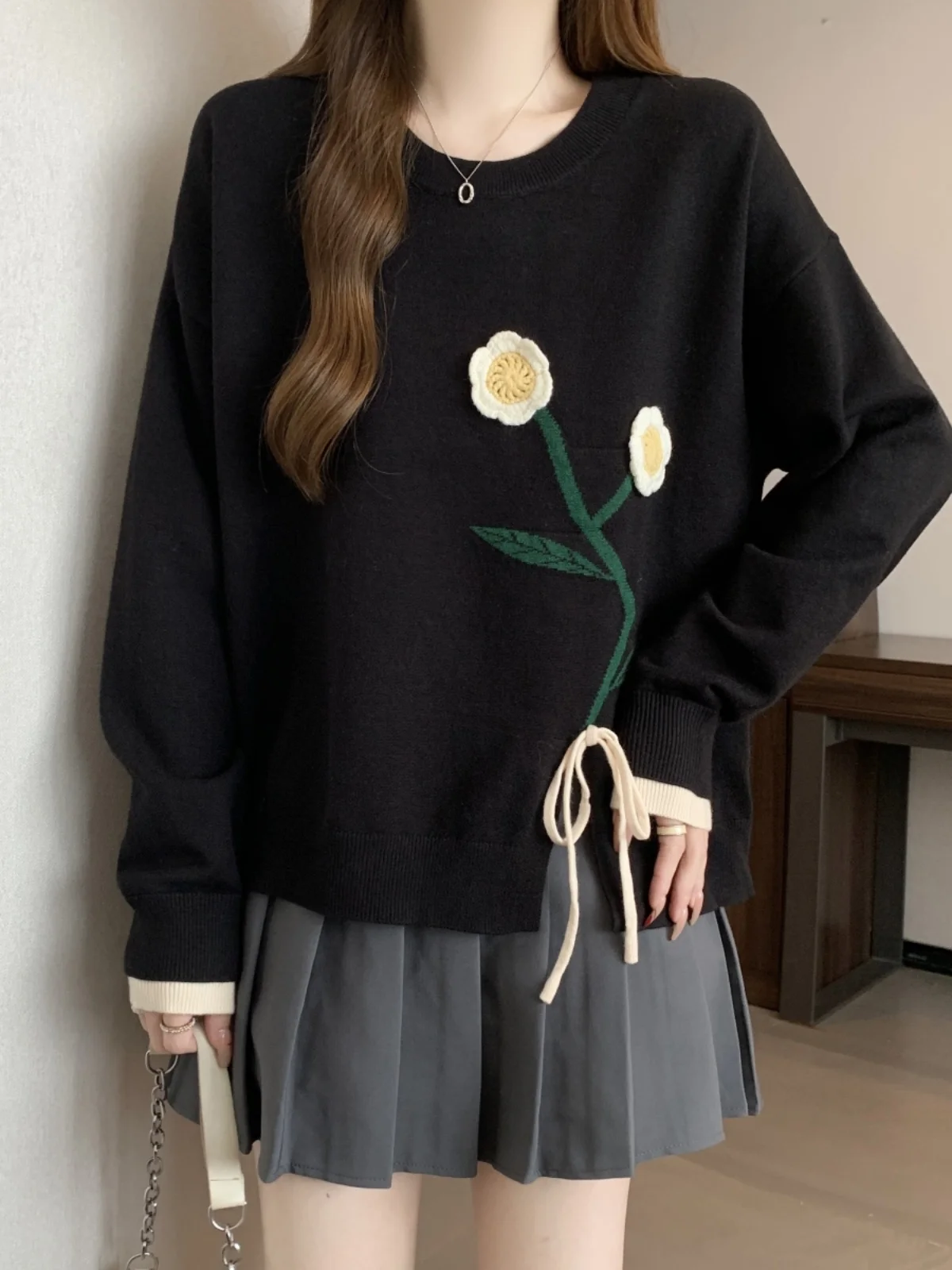 Женский черный свитер с нерегулярной вязкой на плечах осень-зима 2023 новый топ