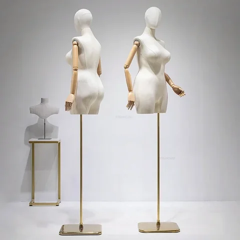 Олар оның порнографиясын тігіп жатыр Порно: жапондық әйелге камминг жасайтын тобыр