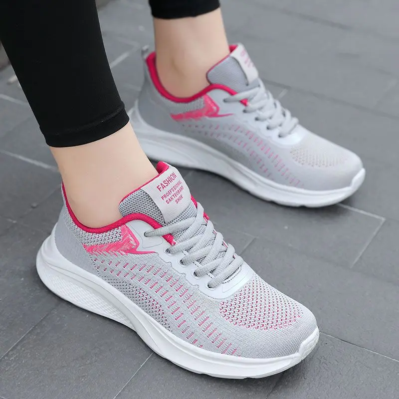 2023 New Women's Sports Shoes Spring Breathable Non slip Lightweight Running Shoes Soft Sole Large Fashion Mom Casual Shoes