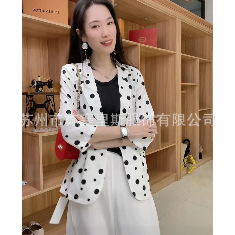 Женский короткий костюм из шелка тутового шелкопряда черно-белый в горошек с