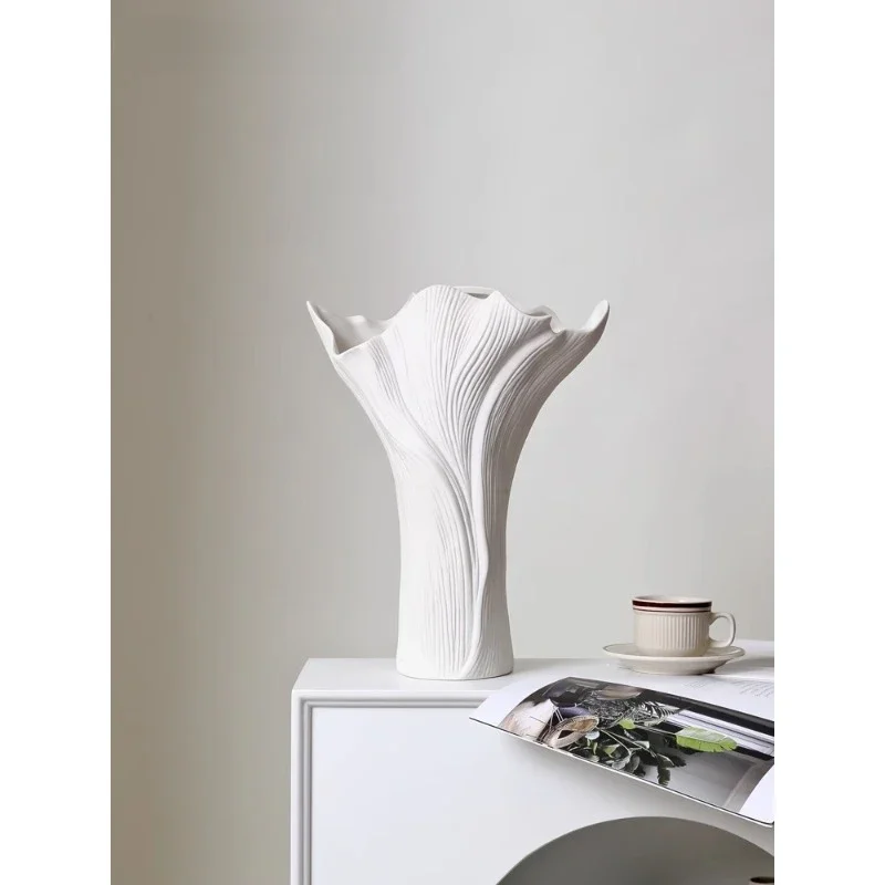 Простая художественная керамическая ваза специальной формы орнамент большой