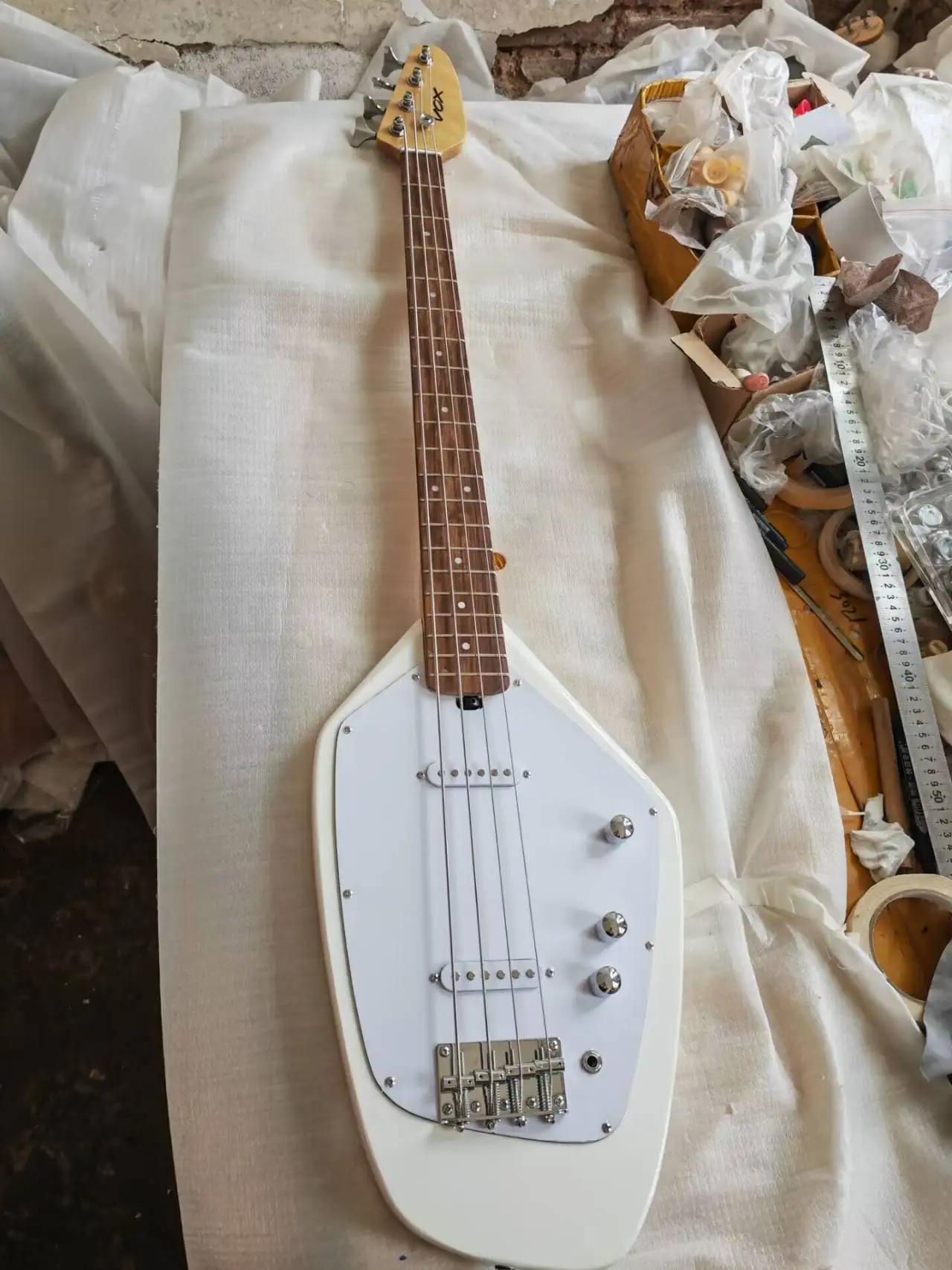 

Custom 4 Strings White Electric Bass Guitar 20 Frets Maple Neck Chrome Tremolo