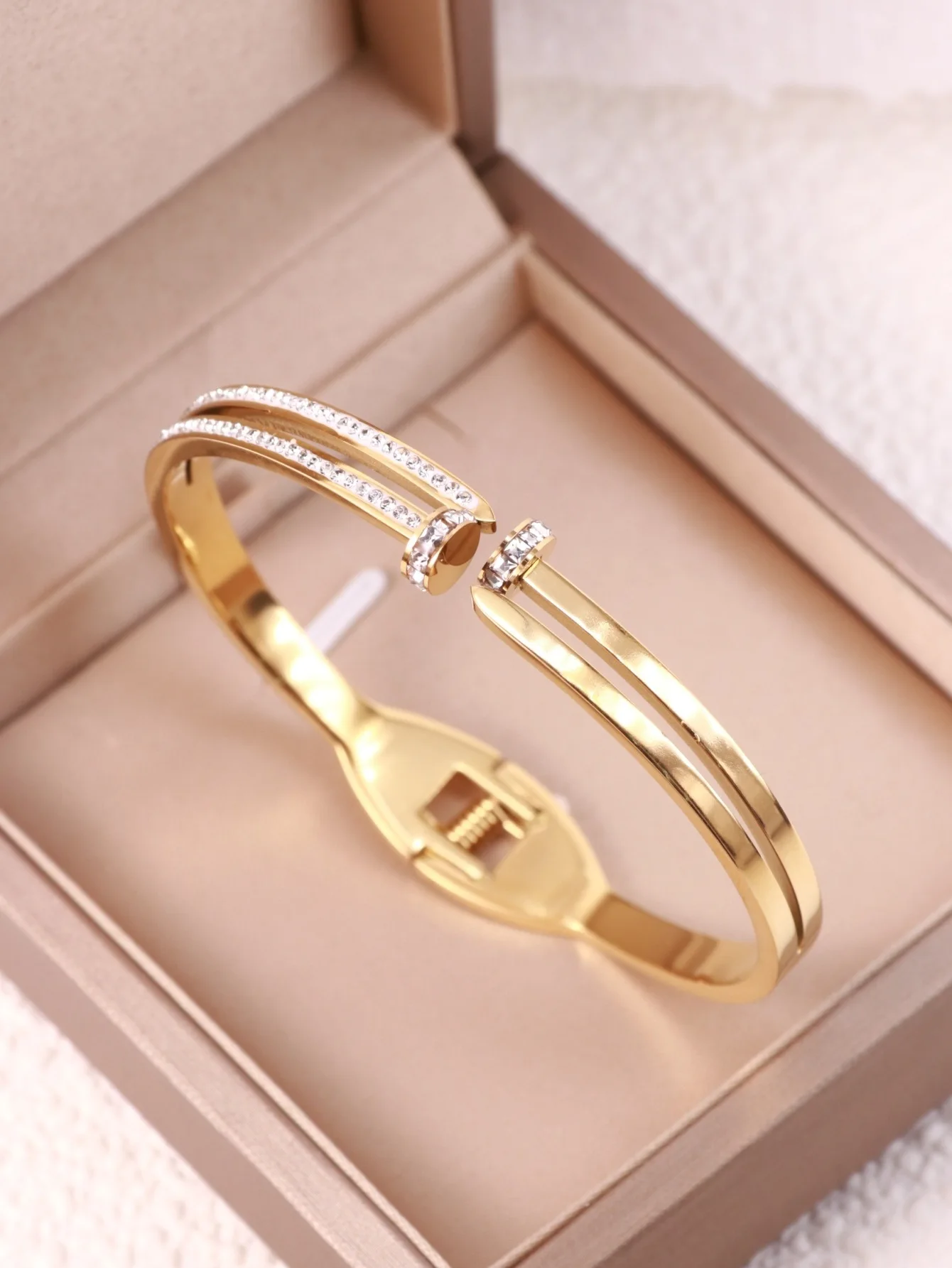 Модный женский браслет из титановой стали