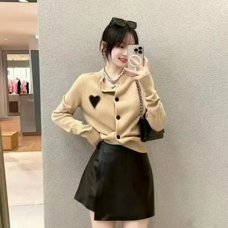 

Модные женские кроп-топы с длинным рукавом