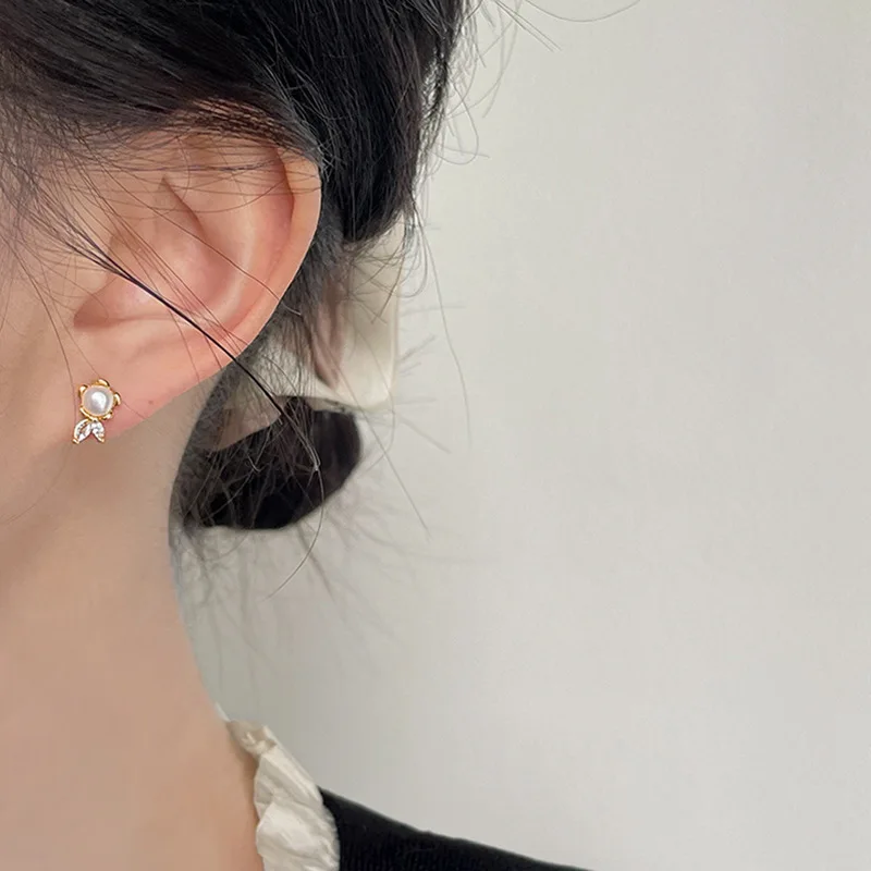 Маленькие женские серьги-гвоздики с жемчугом и цирконом