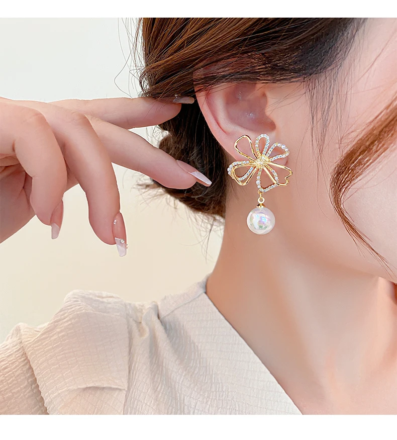 

Fashion flower pearl earrings female 2023 new explosive light luxury niche design senior sense earrings delicate earrings