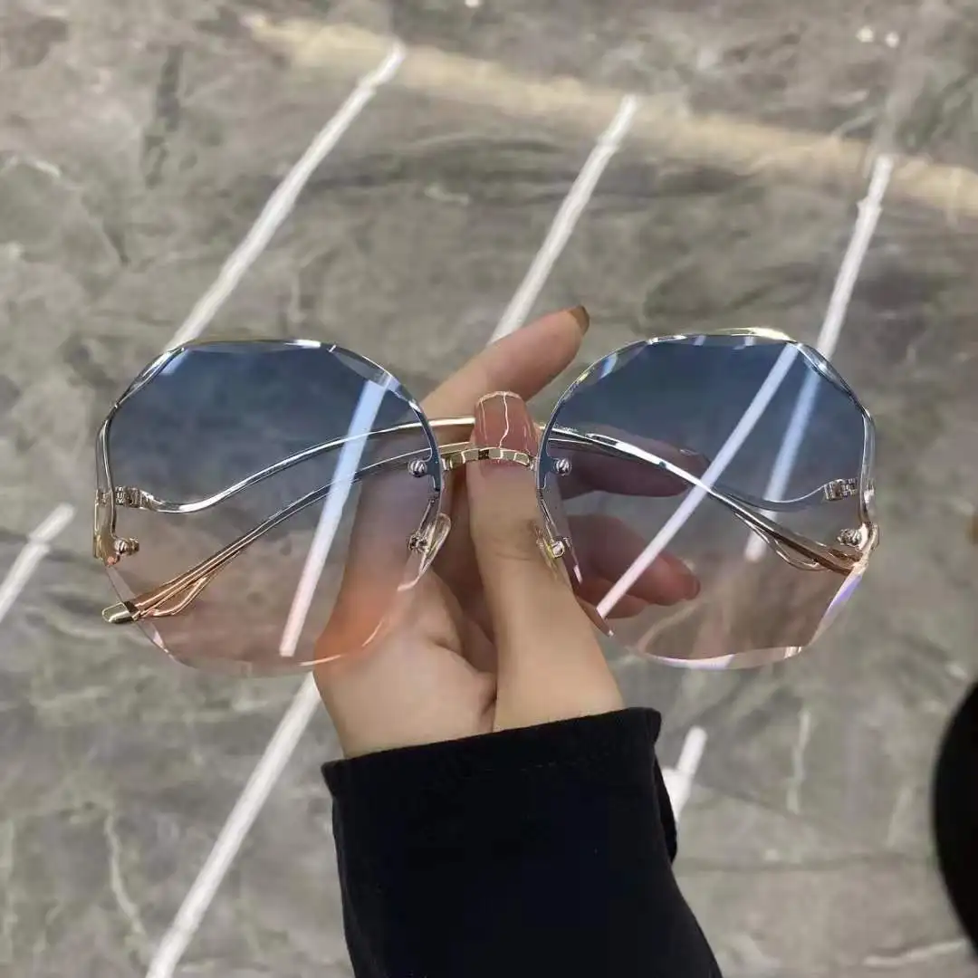 

2022 Fashion Tea Gradient Sunglasses Women Ocean Water Cut Trimmed Lens Metal Curved Temples Sun Glasses Female UV400