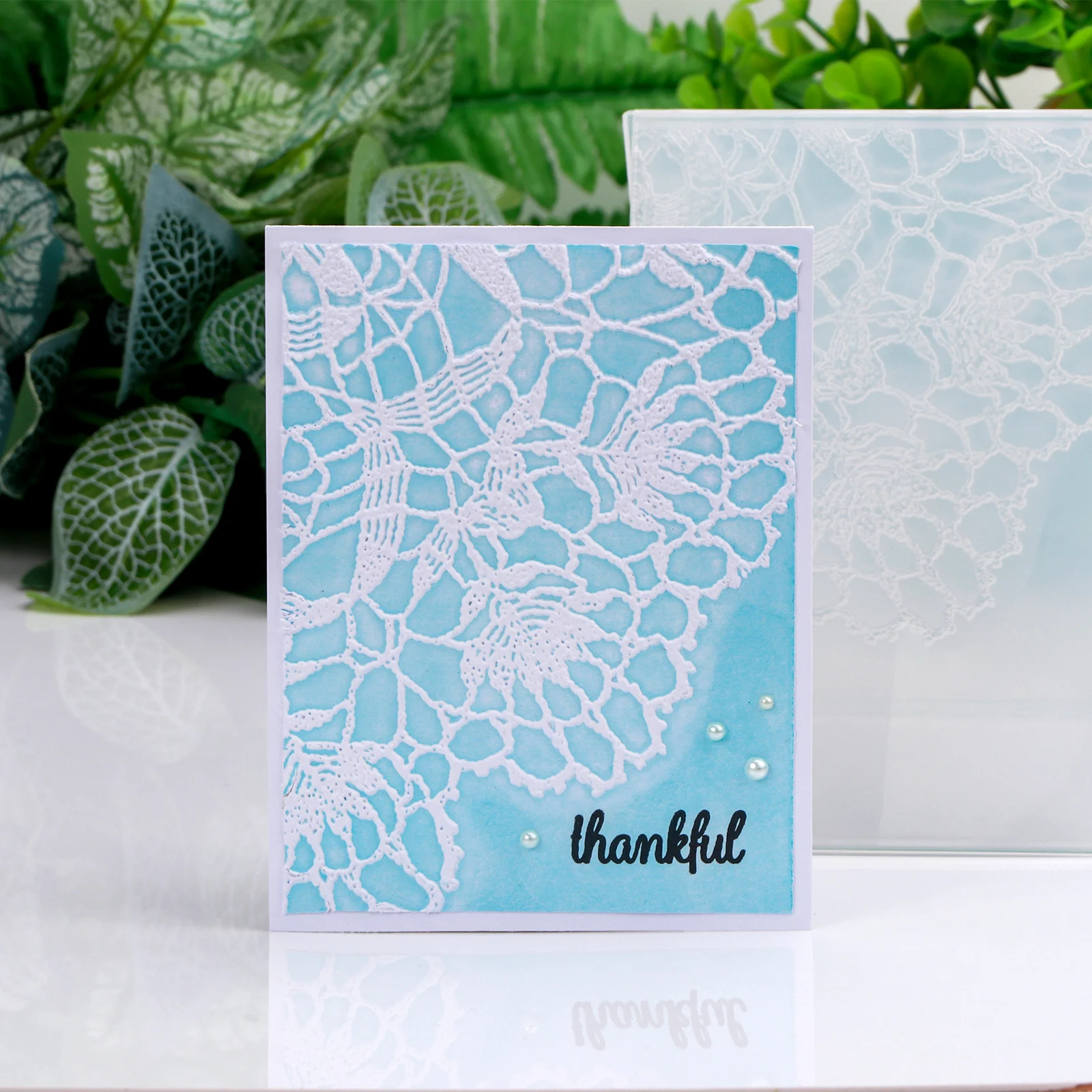 Папка с 3D-тиснением Doily и подходящие штампы для добавления текстурированных