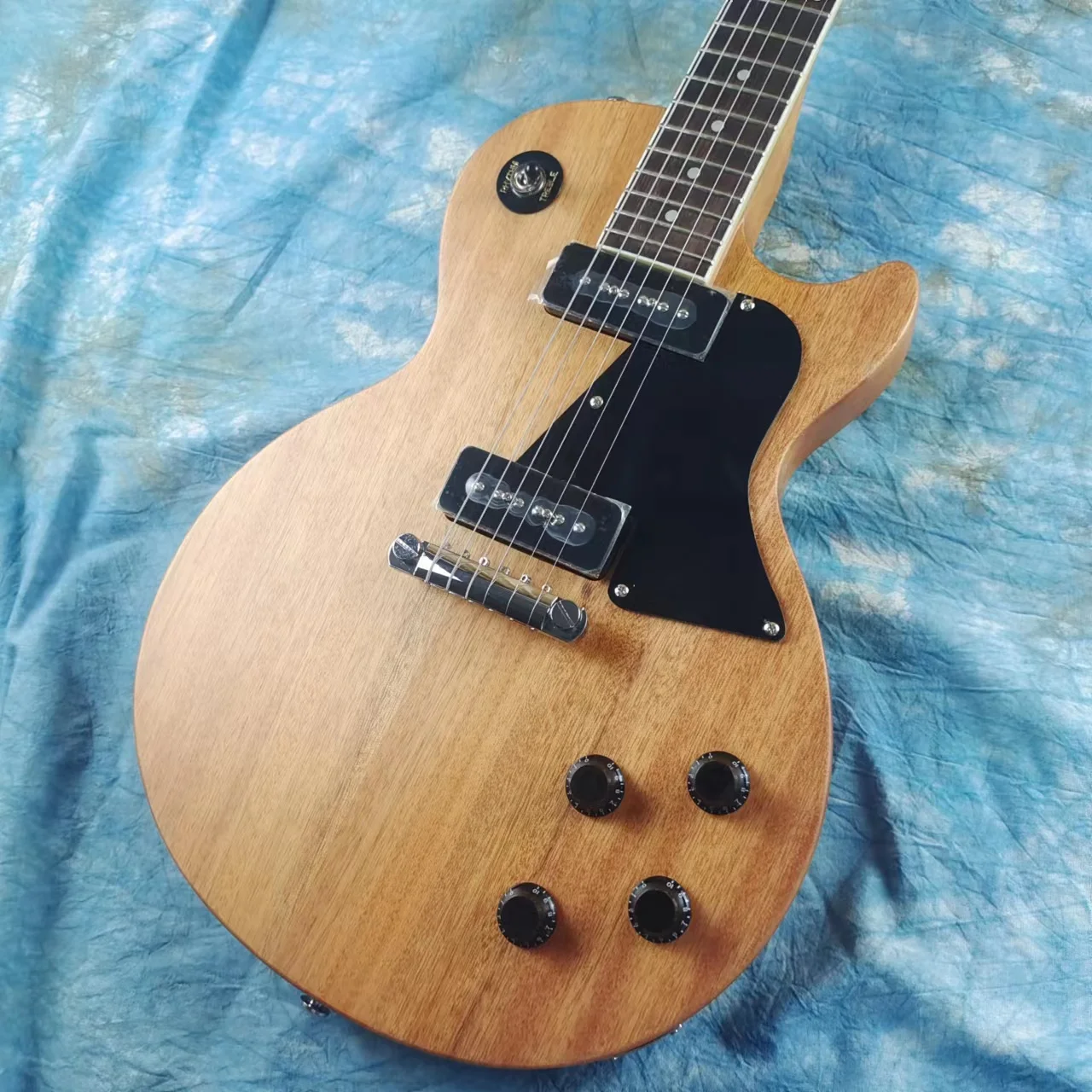 Стандартная электрогитара телевизор цвет натурального дерева матовый черный