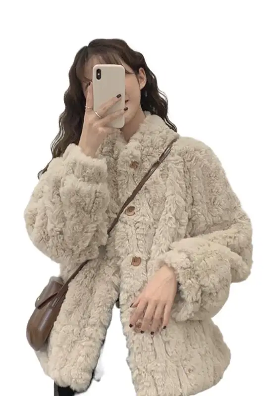 Модное пальто из искусственного меха