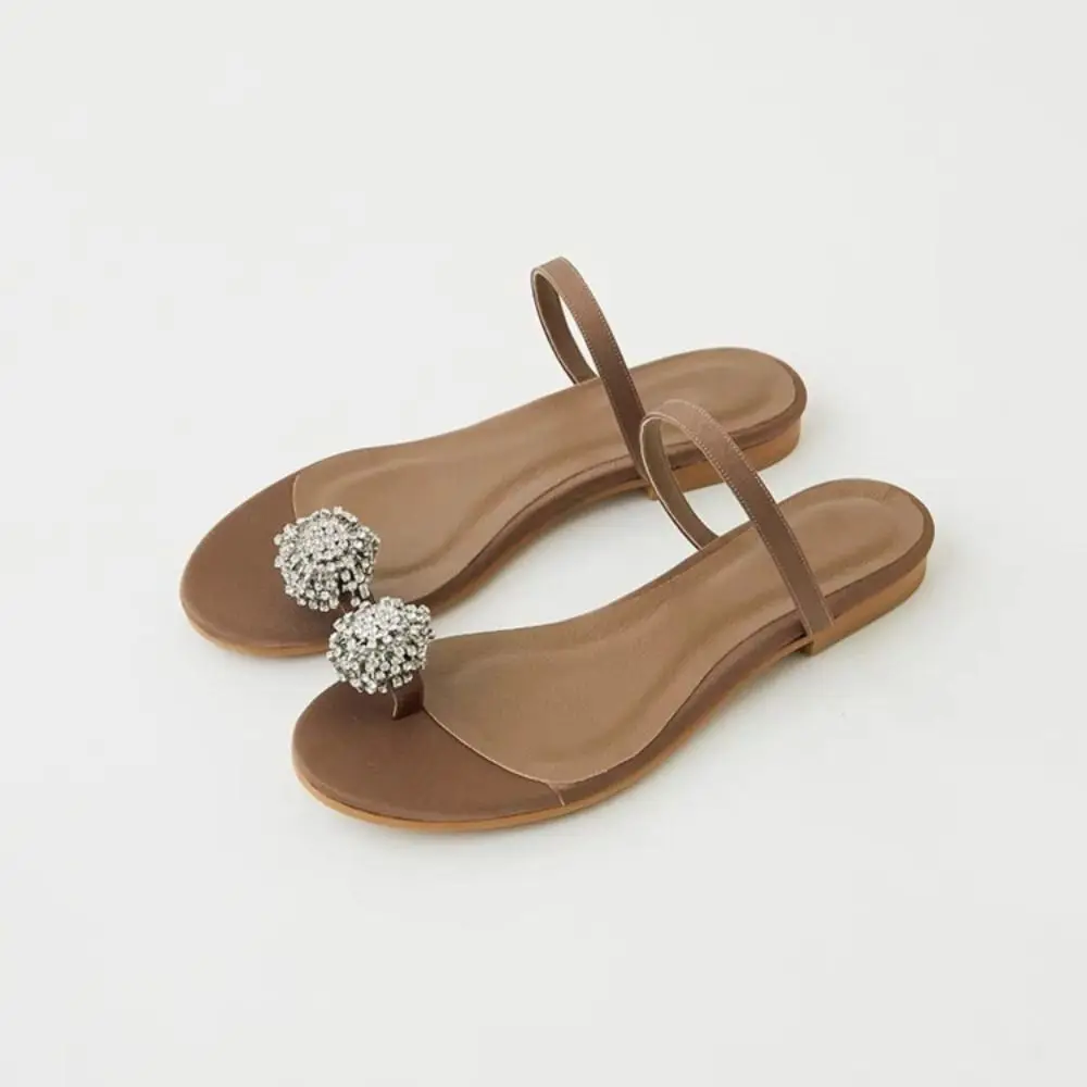 Новые простые тапочки на плоской подошве нескользящие сандалии со стразами