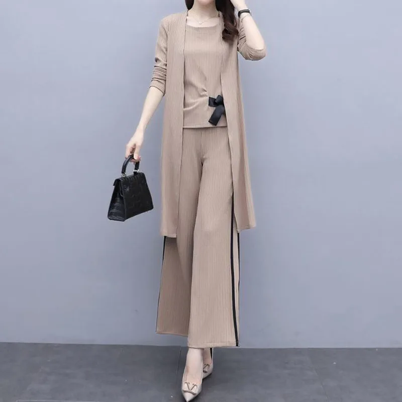 Женский офисный костюм из трех предметов стильный однотонный брючный с широкими