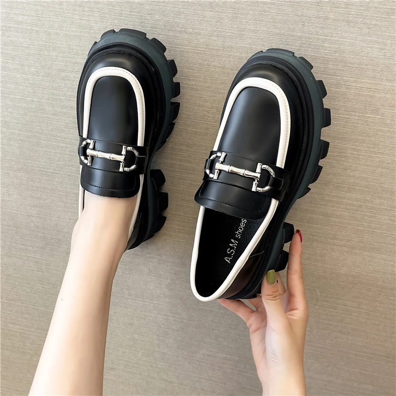 

Туфли женские из лакированной кожи, лоферы на платформе, круглый носок, металлическая цепочка, без застежки, ручная работа, Туфли Мэри Джейн