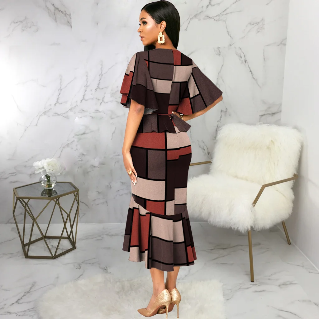 Платье на весну 2023 года с округлым вырезом и короткими рукавами-бабочками, на талии с высокой посадкой, средней длины и зауженным силуэтом в клетку для вечеринок.