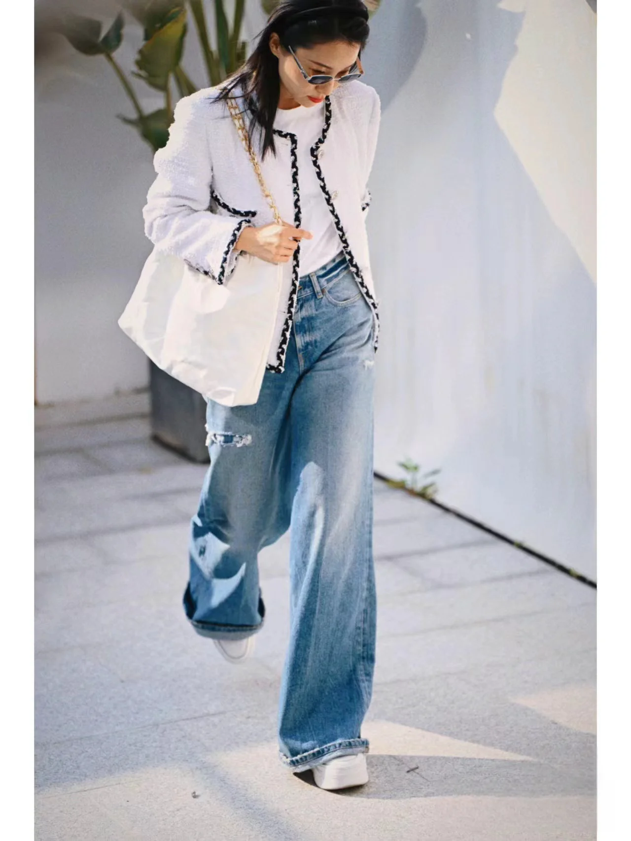 

2023 Autumn and Winter New Women's White and Black Contrast Color Jacket Coarse Tweed CC Women's Coat Customized clothing